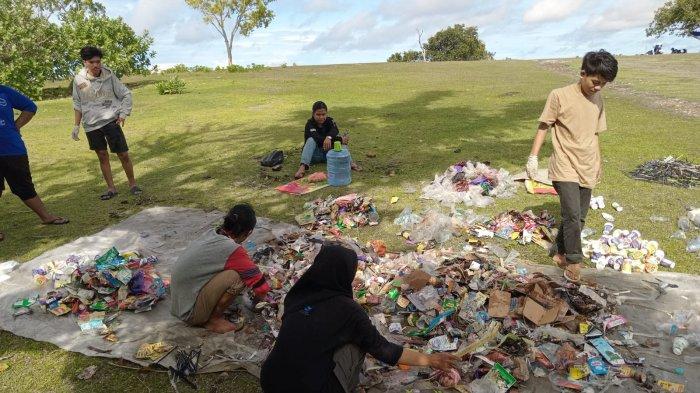 Mahasiswa pemerhati lingkungan bersih-bersih di Bukit Padang-padang di Kelurahan Tande, Kecamtan Banggae Timnur, Kabupaten Majene, Provinsi Sulawesi Barat, Senin (3/6/2024). Kondom, test pack hingga botom minuman keras ditemukan berserakan.
