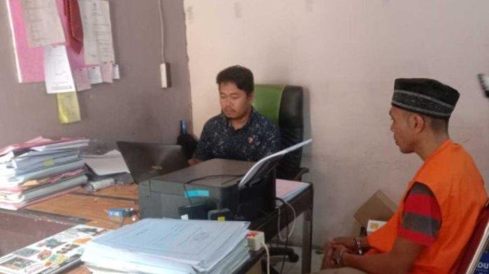 CABULI ART - Tersangka RH saat menjalani pemeriksaan di Polres Polman pada Rabu (26/2/2025). RH ditangkap setelah sebelumnya dia memperkosa Asisten Rumah Tangganya pada Januari 2025 lalu. Saat itu korban yang sedang terleltap dibangunkan pelaku lalu diancam agar tidak melawan saat akan diperkosa.