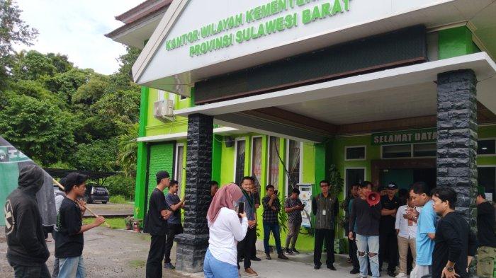 Massa HMI menggelar aksi unjuk rasa di kantor Kemenag Sulawesi barat pada Jumat (7/3/2024). Mereka menuntut kasus dugaan pelecehan seksual disuut tuntas