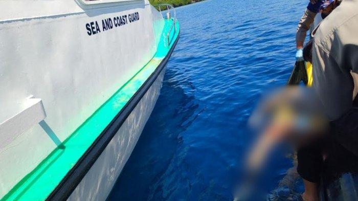 Mayat pria tanpa identitas saat dievakuasi anggota polisi di Perairan Pulau Karampuang, Kecamatan Mamuju, Kabupaten Mamuju, Sulawesi Barat (Sulbar), Jumat (13/9/2024).