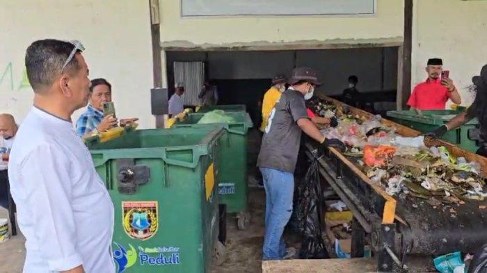 Mesin daur ulang sampah plastik jadi paving blok di Jl Kesadaran, Kecamatan Wonomulyo, Polman, kini berfungsi, Jumat (15/11/2024).