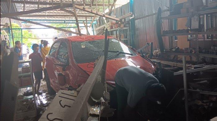 Mobil sedan menabrak toko bangunan di Jl Soekarno Hatta, Karema, Mamuju, Minggu (1/9/2024).