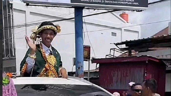 PERNIKAHAN BOJES DAN LIA - Moment ketika Bojes menggunakan mobil Pajero menuju kediaman mempelai perempuan, di Lingkungan Tanjung Batu, Kecamatan Banggae Timur, Kabupaten Majene, Sulbar, Minggu (23/2/2025).