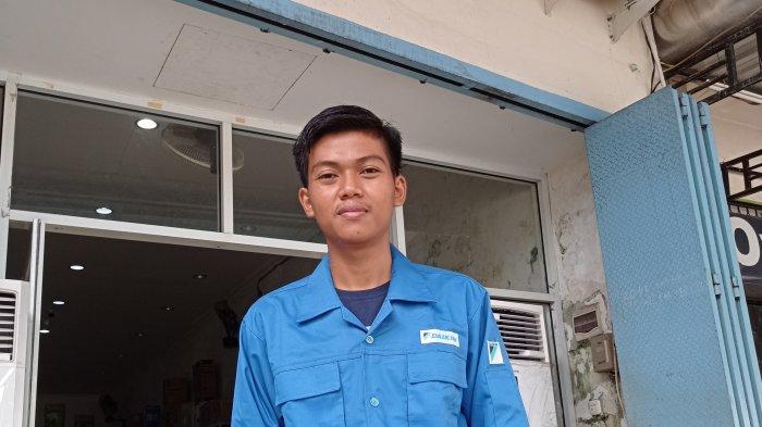 Taswif, mahasiswa nyambi kerja di tukang service AC untuk nyicil biaya kuliah.