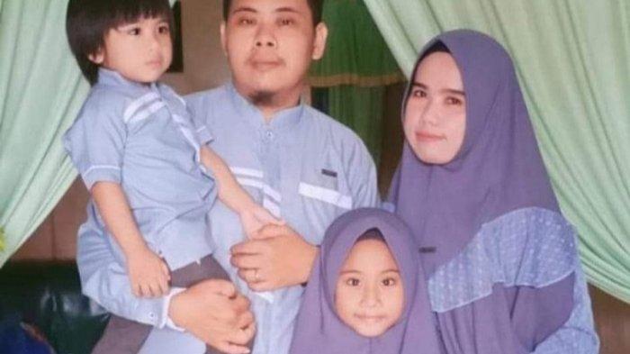 Muhammad Albar bersama istri dan kedua anaknya.