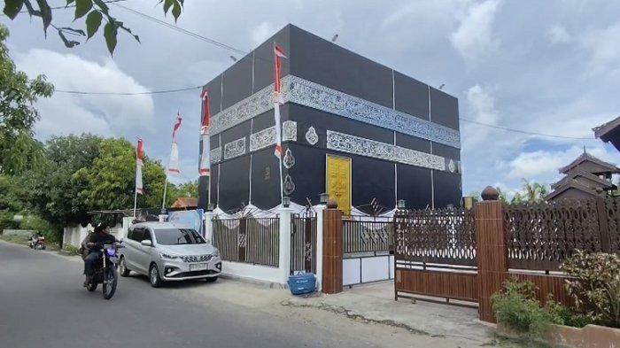 MASJID UNIK - Potret depan Masjid Nurul Azizil Hakim di Kelurahan Rangas Timur, Kecamatan Banggae, Kabupaten Majene, Provinsi Sulawesi Barat, (Sulbar) Jumat (28/3/2025), Masjid ini dibangun dengan dana 1,5 miliar.