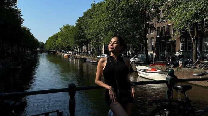 Nikita Mirzani baru saja menghebohkan dengan mencetak rekor jumlah pesanan saat live streaming dengan total pesanan naik hingga 90 kali lipat.