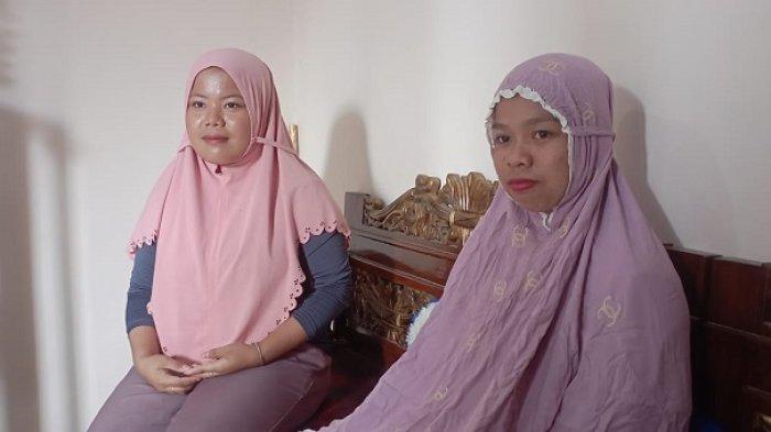 Nurul (kanan) ibu rumah tangga (IRT) di Desa Bonde Utara, Kecamatan Pamboang, Kabupaten Majene, Sulbar, saat berkumpul di rumah, Sabtu (8/3/2025). Nurul kaget sudah tidak bisa menerima manfaat PKH karena datanya berubah jadi ASN hingga akhirnya meminta pertanggungjawaban pihak aparat desa. 