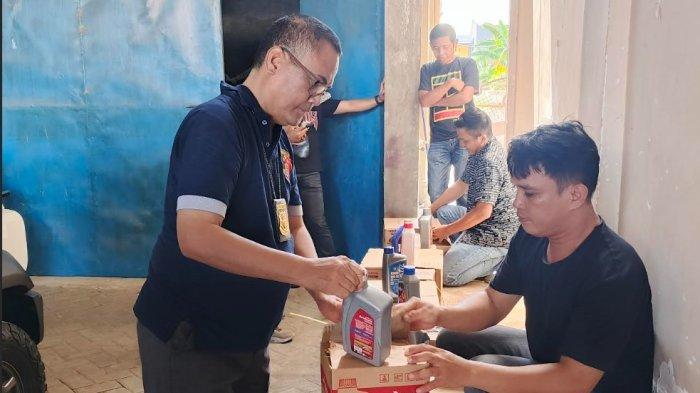 PENGGEREBEKAN OLI - Tim Direktorat Reserse Kriminal Khusus (Ditreskrimsus) Polda Sulawesi Barat (Sulbar) saat mengamankan beberapa oli yang diduga ilegal di sebuah gudang di Kecamatan Wonomulyo, Kabupaten Polewali Mandar, gudang ini diduga menjadi tempat penyimpanan oli ilegal, Minggu (25/5/2025).