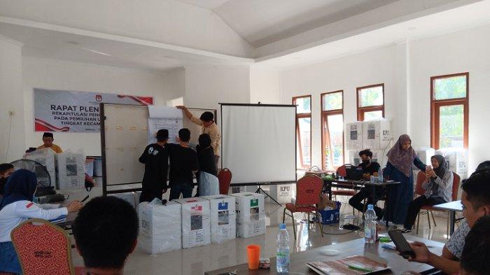 PPK Simboro yang menghitung cq-cq pada C hasil di aula kantor KPU Mamuju, Jl Mustafa Katjo, Simboro, Selasa (20/2/2024).