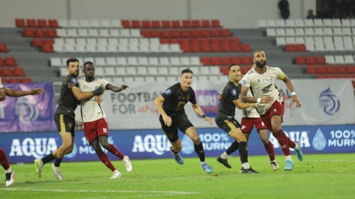 IMBANG - Pertandingan lanjutan Liga 1 antara PSM Makassar versus PSIS Semarang di Stadion Jatidiri, Semarang, Jawa Tengah Minggu (16/2). Skor akhir pertandingan 1-1. Ini adalah hasil imbang ke-12 PSM Makassar di musim ini.