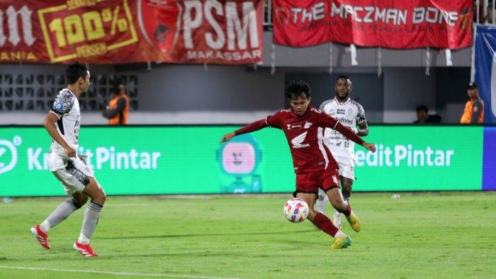 PSM KALAH DO KANDANG SENDIRI - Pemain PSM sedang berusaha mengontrol bola sembari dibayang-bayangi seorang pemain Bali United FC dalam laga pekan ke-30 Liga 1 di Stadion Gelora Bj Habibie parepare pada Jumat (25/4/2025). Gol tunggal kemenangan Bali United dicetak Privat Mbarga di menit ke-22.