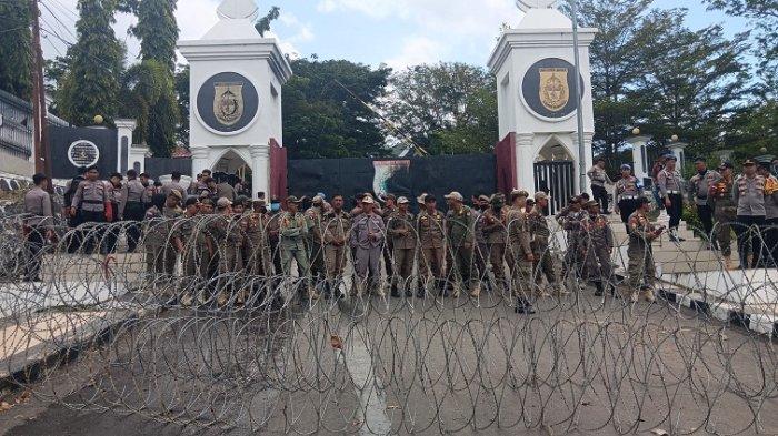DEMO TOLAK TAMBANG - Pagar berduri dan water cannon yang siaga di Kantor Gubernur Sulbar, Jl H Abd Malik Pettanna Endeng, Kelurahan Rangas, Kecamatan Simboro, Kabupaten Mamuju, pada Jumat (9/5/2025). Pantauan Tribun-Sulbar.com pada pukul 14.00 WITA menunjukkan pagar besi telah dipasang di pintu gerbang masuk dan keluar kompleks kantor gubernur.