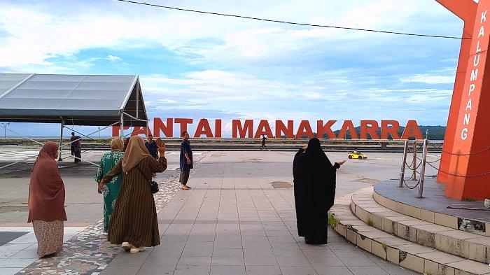 Warga mengunjungi Pantai Manakarra yang terletak di Jl Yos Sudarso, Kelurahan Rimuku, Kecamatan Mamuju, Kabupaten Mamuju, Sulawesi Barat, Sabtu (18/1/2025).