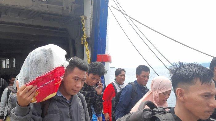 Para pemudik dari Kalimantan timur turun di pelabuhan Feri Mamuju, sabtu (8/4/2023)