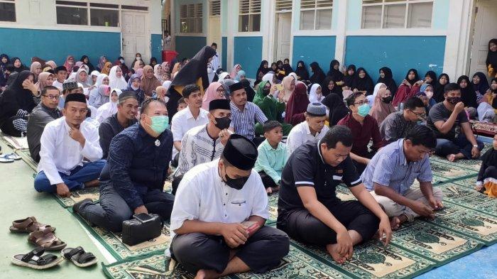 Para santri dan guru saat mengikut pengajian akbar di moment 1 Muharram 1444 H di Muhammadiyah Boarding School (MBS) At-tanwir Mamuju, Jl Soerkarno Hatta, Kelurahan Karema, Kecamatan Mamuju, Kabupaten Mamuju, Sulawesi Barat (Sulbar).(Abd Rahman)