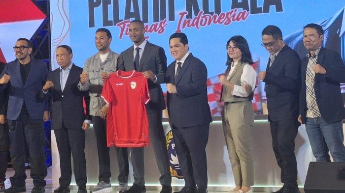 Patrick Kluivert dan Denny Landzaat foto bersama dengan Ketua Umum PSSI, Erick Thohir beserta jajaran Exco PSSI usai konferensi pers pengenalan pelatih anyar Timnas Indonesia di Hotel Mulia, Senayan, Jakarta, Minggu (12/1/2025). Tribunnews/Abdul Majid