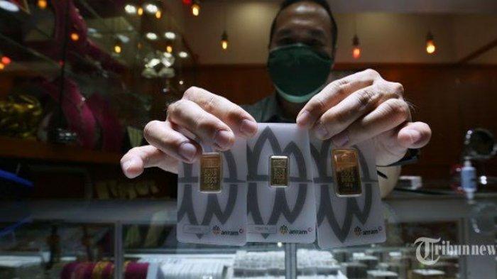 HARGA EMAS ANTAM - Pedagang menata emas Antam di Jakarta, Rabu (17/2/2021).