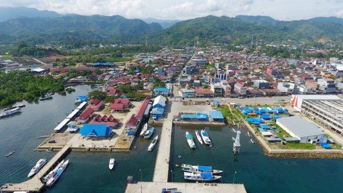 PELABUHAN MAMUJU - Pelabuhan penyeberangan dan ferry di Kota Mamuju , Sulawesi Barat. Pelabuhan kapal ferry ini adalah satu dari tiga dermaga pelabuhan di Kabupaten Mamuju, pelabuhan ini tak beroperasi di masa pandemi 2020.