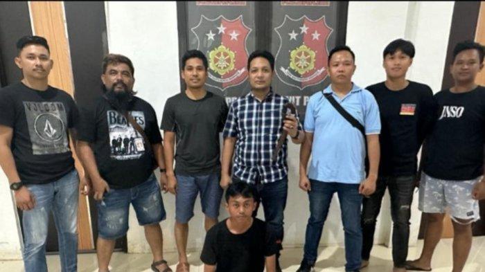 Pelaku penikaman Rahmat Maulana (23) (duduk tangan terborgol) saat diamankan di Polresta Mamuju, Jl Ks Tubun, Kelurahan Rimuku, Kecamatan Mamuju, Sulbar. (Polresta Mamuju)