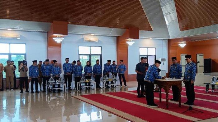 Pelantikan pejabat dan fungsinal lingkup Pemerintah Provinsi (Pemprov) Sulawesi Barat (Sulbar) diwarnai aksi walk out.