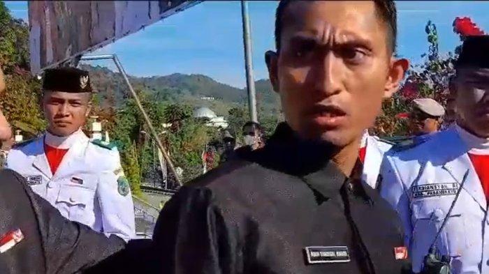 Pelatih paskibraka Sulbar, Andi Samsul Bahri marah-marah karena kaos tangan anggota paskibraka, tak sesuai standar