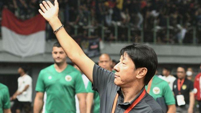 Pelatih timnas U19 Indonesia, Shin Tae-Yong, menyapa suporter usai pertandingan melawan Myanmar dalam laga Grup A Piala AFF U19 2022 di Stadion Patriot Candrabhaga, Bekasi, Jawa Barat, Minggu (10/7/2022). Indonesia menang 5-1 atas Myanmar dan gagal melaju ke semifinal piala AFF U19.