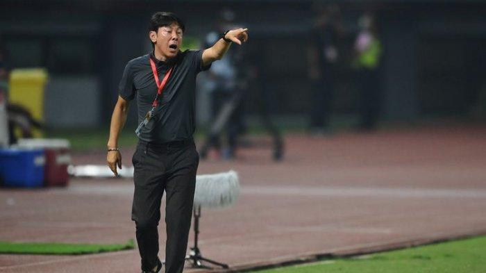 Pelatih timnas U19 Indonesia, Shin Tae-yong, memberikan instruksi kepada atlet-atletnya saat bertanding melawan timnas U19 Vietnam dalam laga penyisihan Grup A Piala AFF U19 2022 di Stadion Patriot Candrabhaga, Bekasi, Jawa Barat, Sabtu (2/7/2022).