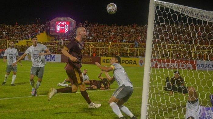 Peluang pemain PSM Makassar, Willem Jan Pluim di depan gawang Bali United di Stadion BJ Habibie, Parepare, Sabtu(10/6/2023).(Ist)