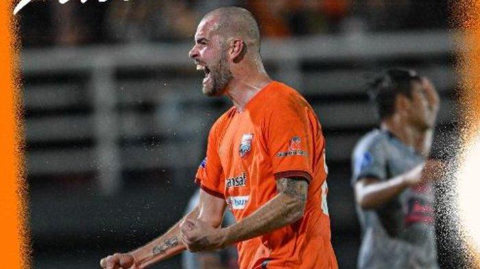 Pemain Borneo FC Wiljan Pluim melakukan selebrasi setelah melayangkan gol kemenangan ke gawang PSIS Semarang, Sabtu (9/12/2023).