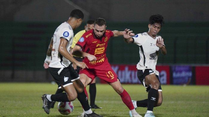 Pemain Persija Maciej Gajos dibayangi sejumlah pemain PSM pada laga lanjutan Liga 1 2024/2025 di Stadion Sultan Agung, Bantul Yogyakarta pada Minggu (29/9/2024).