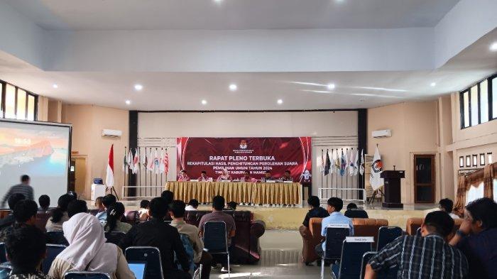 Pembukaan rapat pleno terbuka rekapitulasi hasil penghitungan suara pemilu tingkat kabupaten Mamuju di aula asrama haji Mamuju, Jl Mustafa Katjo, Simboro, Rabu (28/2/2024).