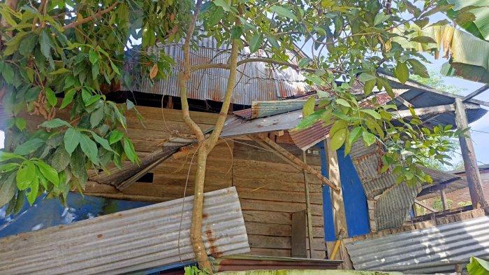 Nenek Siti berdiri di depan rumah baru yang telah selesai dibangun