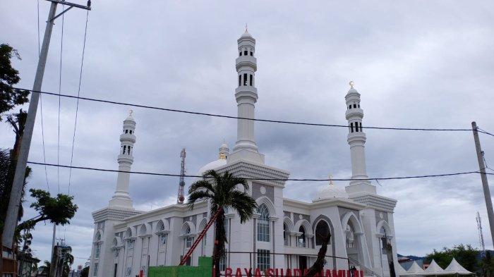 MASJID RAYA SUADA MAMUJU - Penampakan dari luar Masjid Suada Mamuju di Jl Abdul Wahab Azasi Kelurahan Binanga, Kecamatan Mamuju, Kabupaten Mamuju, Sulawesi Barat (Sulbar). Masjid ini dapat menampung 2.500 jemaah dan saat ini sudah bisa digunakan untuk beribadah (Salat).