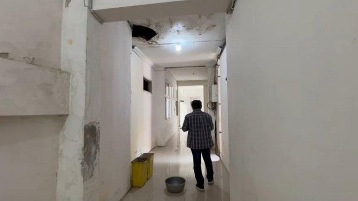Penampakan plafon kantor bupati bocor, air menetes dari plafon di lantai satu Kantor Bupati Polman di Jl Manuggal, Kelurahan Pekkabata, Kecamatan Polewali, Kamis (23/1/2025).
