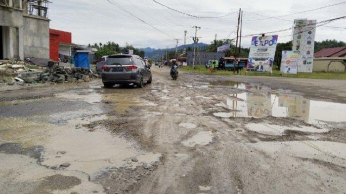 Setelah Tahun Baru, Pelataran Tugu BKM Mamuju Tengah Bersih