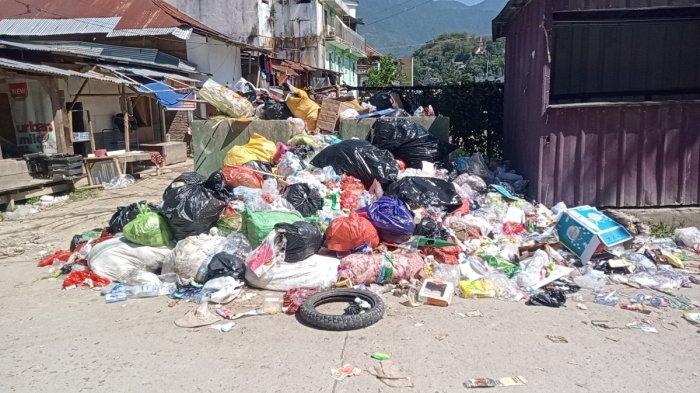 Penampakan tumpukan sampah di Jalan Emmy Saelan, Kelurahan Mamasa, Kabupaten Mamasa, Senin (7/10/2024). 
