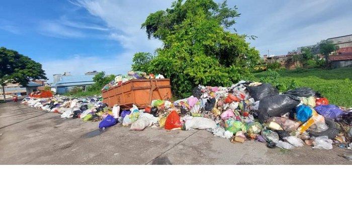 Penampakan tumpukan sampah di pinggir jalan akses menuju Kompleks Terminal Wonomulyo, Kecamatan Wonomulyo, Polman, Jumat (8/12/2023).