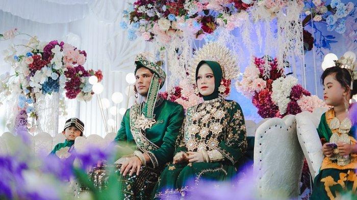 Pengantin pria asal India bernama Rashid Thekke Ellath (30) dan mempelai wanita bernama Nursanti Rasyid (28).