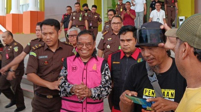 Pengawal Kejati Sulbar saat menahan tiga tersangka korupsi pengadaan alat laboratorium Unsulbar di Kantor kejaksaan, Jl RE Martadinata Mamuju, Selasa (29/8/2023).