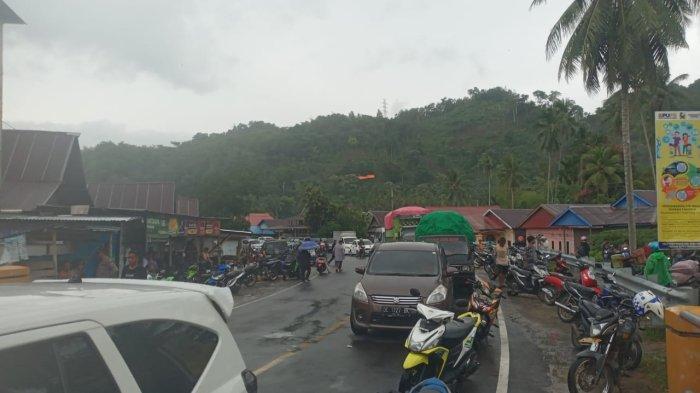 Pengendara menepi - Pengendara jalur Trans Sulawesi mamuju - Majene menepi karena akses jalan di jembatan tubo majene ditutup warga yang menolak tambang pasir di Sungai Tubo, Sendana, majene pada Minggu (18/5/2025).