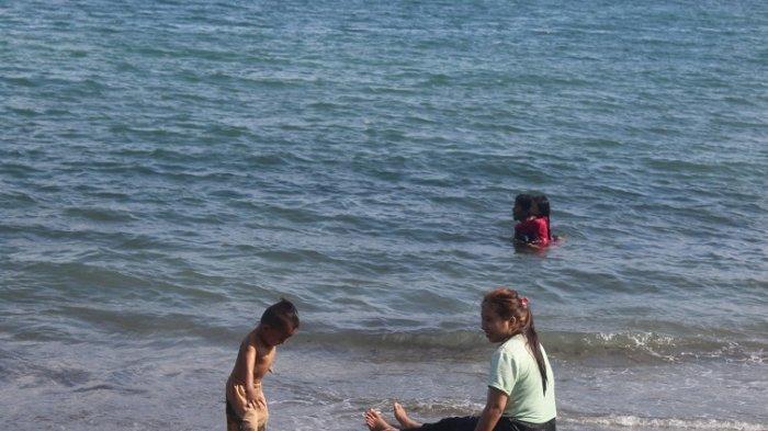 Pengunjung menikmati keindahan pantai Batumianak, Desa Tumbu, Kecamatan Topoyo, Kabupaten Mamuju Tengah, Sulawesi Barat di akhir pekan, Minggu (11/8/2024).
