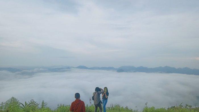 Pengunjung sedang mengambil foto Buntu Liarra, Negeri di Atas Awan yang ada di Kabupaten Mamasa, Sulawesi Barat pada Minggu (24/10/2021)