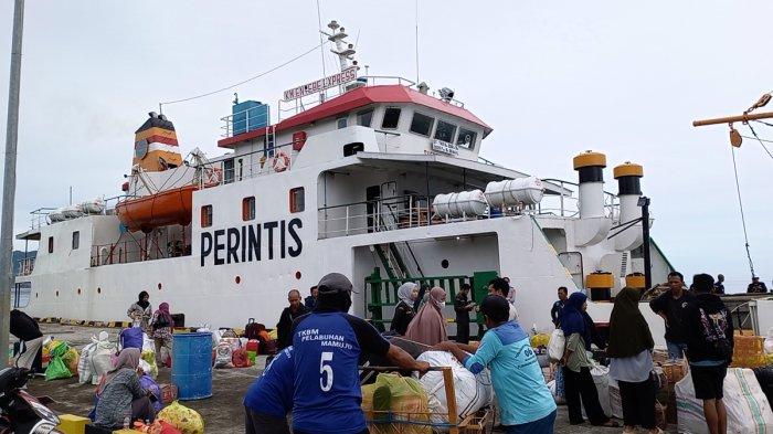 HARGA TIKET KAPAL - Penumpang Kapal KM Entebe Express turun di Pelabuhan Mamuju Jl Yos Sudarso, Kelurahan Binanga, Kecamatan Mamuju, Kabupaten Mamuju, Sulawesi Barat (Sulbar), Rabu (26/3/2025). Harga tiket Kapal dari Pelabuhan Mamuju tujuan Balikpapan mulai Rp 46 Ribu.