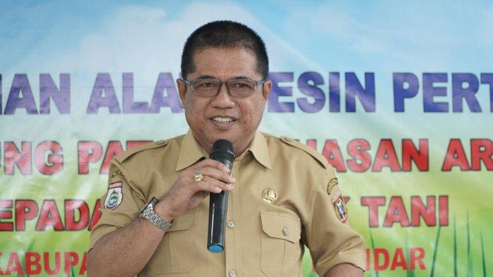 Sekretaris Daerah (Sekda) Polewali Mandar (Polman), Sulawesi Barat, Andi Bebas Manggazali menyerahkan bantuan alat mesin pertanian (Alsintan) kepada kepada kelompok tani, Selasa (28/5/2024) di Kantor Dinas Pertanian dan Pangan Kabupaten Polman, Sulawesi Barat.