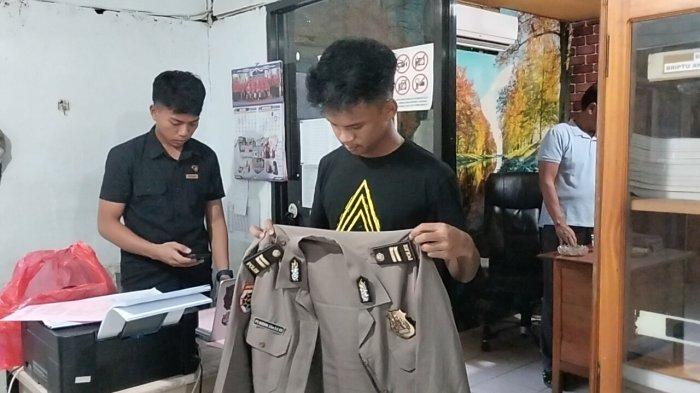 Penyidik saat memperlihatkan seragam Polwan gadungan berpangkat Iptu di Satreskrim Polres Polman, Jl Ratulangi Kelurahan Pekkabata, Selasa (13/8/2024).