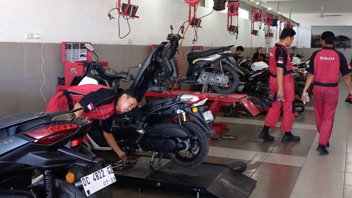 PEEREDARAN OLI PALSU - Dealer resmi Yamaha PT Suracojaya Abadimotor Cabang Mamuju di Jl Abd Syakur, Kelurahan Karema, Kecamatan Mamuju, Kabupaten Mamuju, Sulawesi Barat (Sulbar), Senin (26/5/2025). Khusus untuk dealer resmi, mereka memastikan keaslian oli dengan mengambil stok langsung dari PT Yamaha Indonesia Motor Manufacturing (YIMM) yang ada di Jakarta.