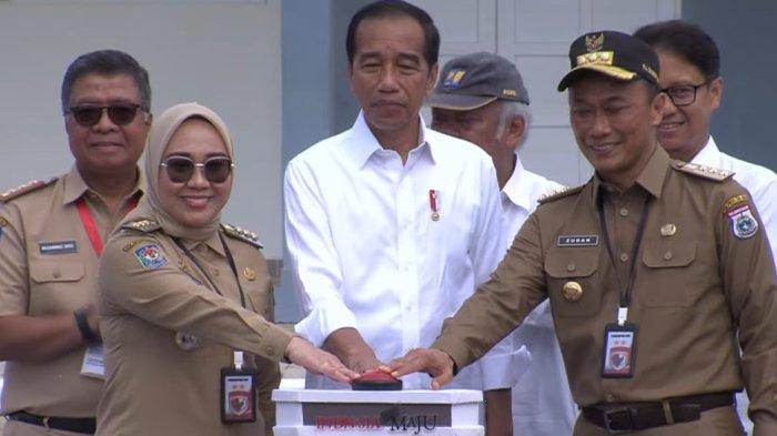 Jokowi bersama Pj Gubernur Sulbar dan bupati Mamuju meneken tombol sirine tanda peresmian  rehabilitasai dan rekonstruksi pasca Bencana di Sulawesi barat.