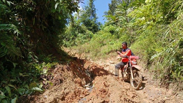 Personel BPBD Polman saat mengunjungi sejumlah titik longsor di tiga desa, Kecamatan Tutar, Kabupaten Polman, Sulbar, Jumat (21/6/2024).