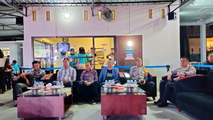 Pesta Hadiah Simpedes BRI Polman di taman Alun-Alun Polewali, Jl Manuggal, Kelurahan Pekkkabata, Polman, Sabtu (15/7/2023) malam nampak hadir sejunlah pejabat